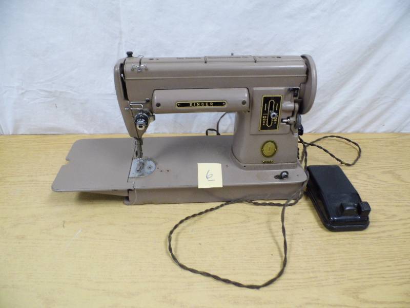 lot 6 image: Singer Sewing Machine