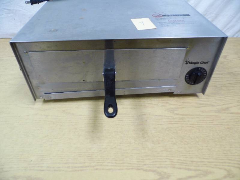 lot 7 image: Magic Chef Pizza Oven