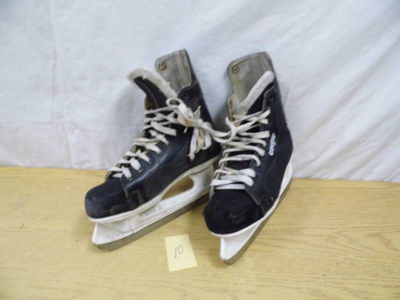 lot 10 image: Skates