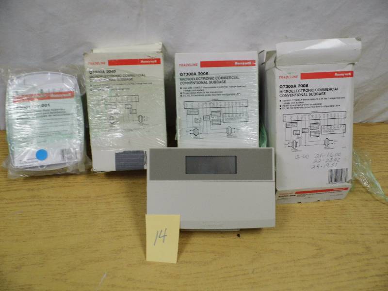 lot 14 image: Lot of 8 Programmable Thermostats