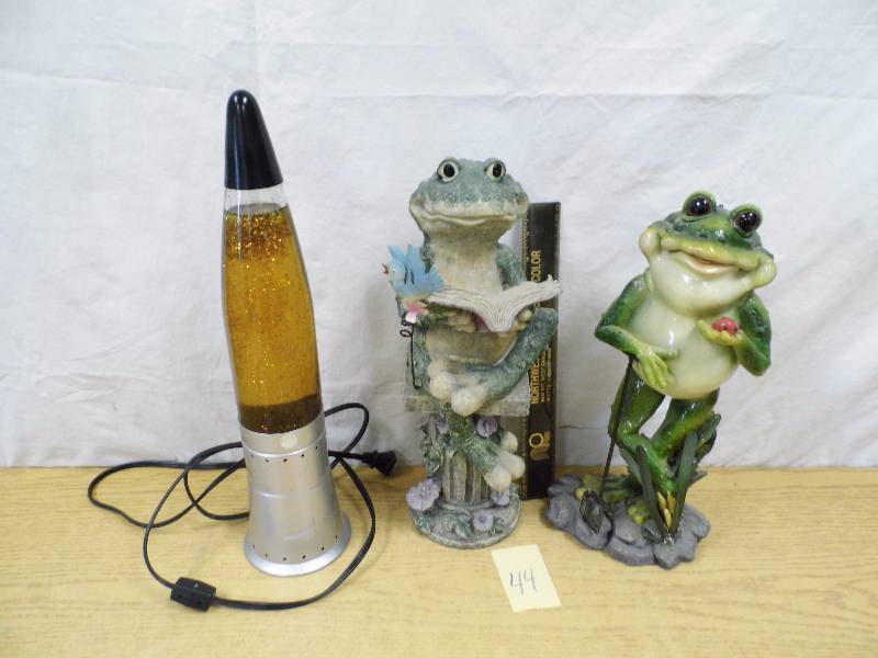 lot 44 image: Frogs - Lamp