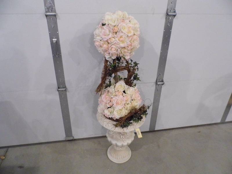 lot 181 image: Urn w Rose Topiary