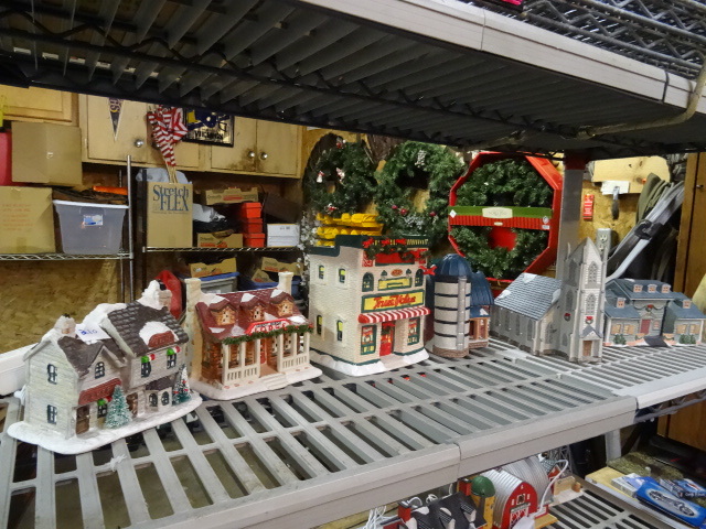 2 Lemax & 4 Seasonal Specialty Houses,