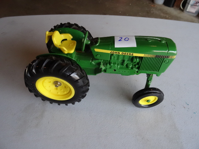 John Deere Row Crop 116 Scale