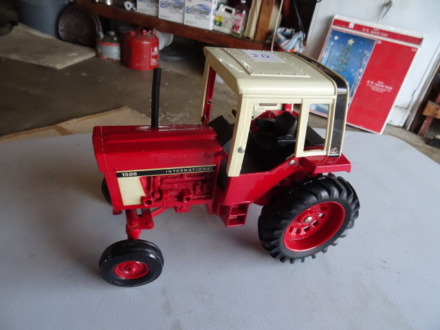 International 1586 Tractor 116 Scale