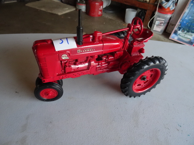 Farmall Super M-TA Tractor  116 Scale