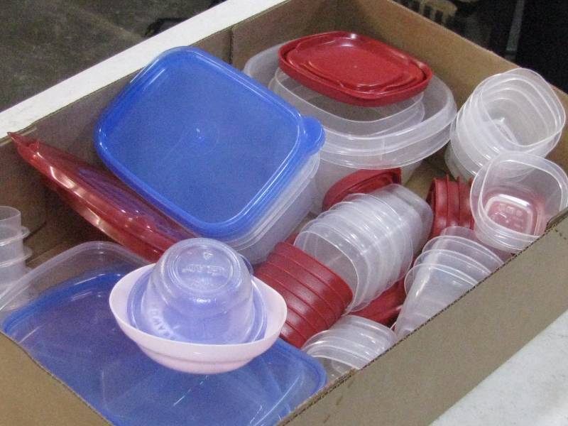 Rubbermaid Cointainers