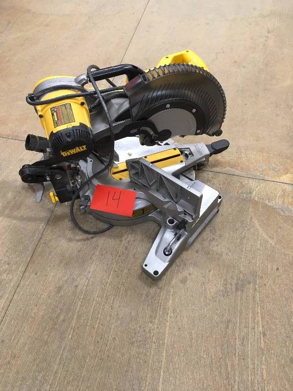 lot 14 image: Dewalt15 Amp 12 in. Double-Bevel Compound Miter Saw used in very good condition