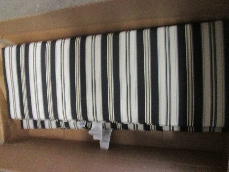 2 matching bench cushions ...