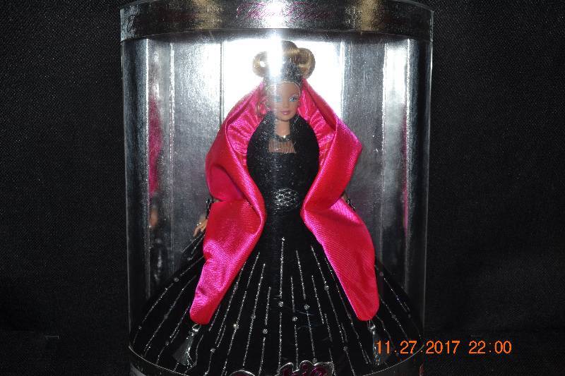 lot 7 image: Mattel 1998 Happy Holidays Barbie