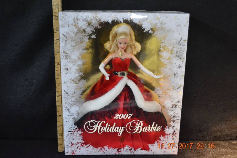 lot 14 image: Mattel 2007 Holiday Barbie