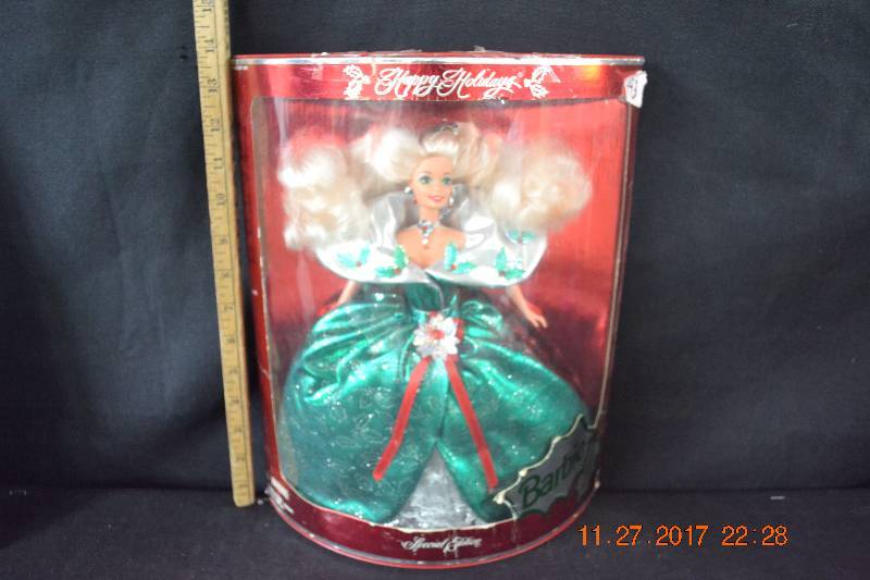 lot 21 image: Mattel 1995 Happy Holidays Barbie