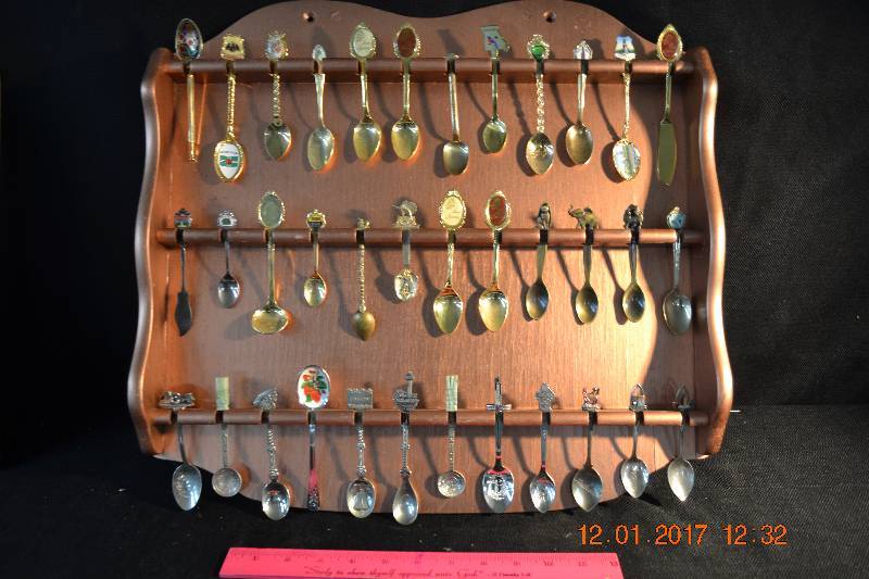 lot 97 image: Souvenir Collector Spoons