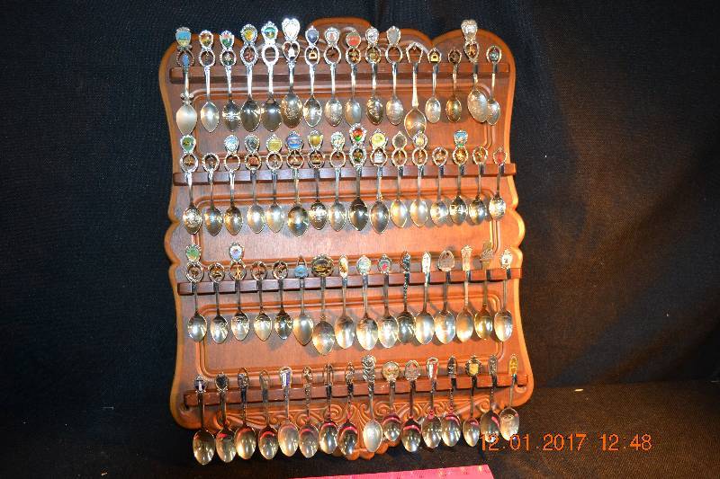 lot 98 image: Souvenir Collector Spoons