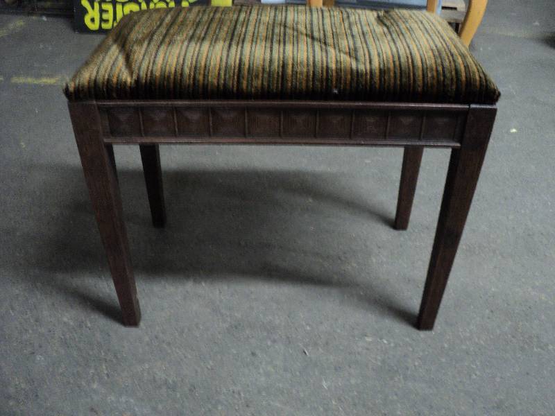 lot 3 image: bench with storage...