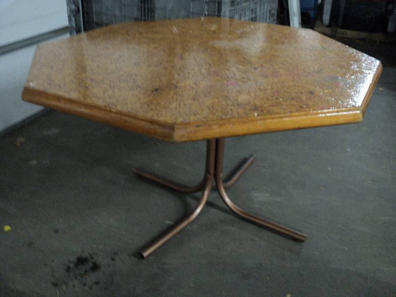 lot 18 image: octagon table...