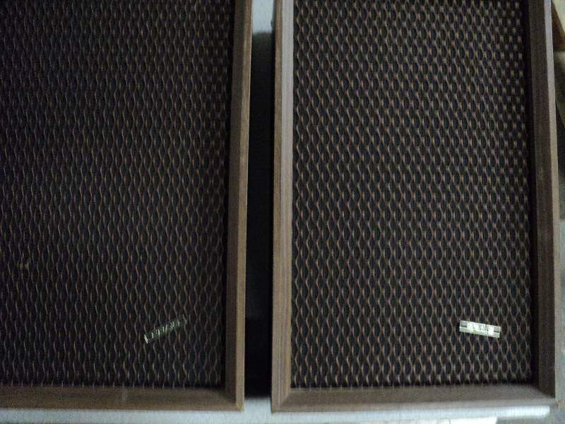 lot 22 image: 2 craig speakers...