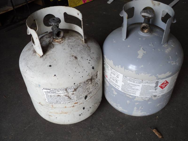 lot 30 image: 2 cylinders...