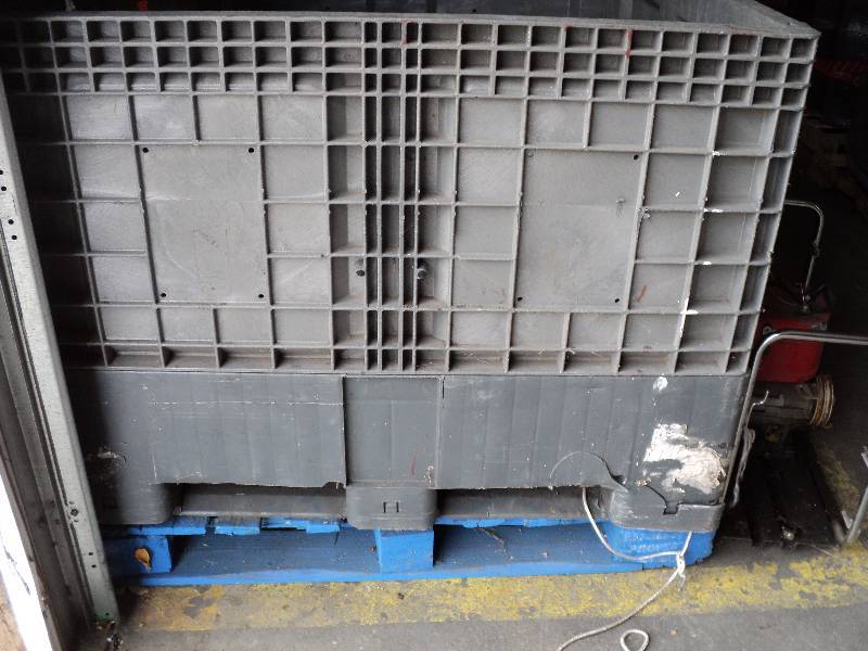lot 31 image: 4ft sq. collapsible plastic gator b...