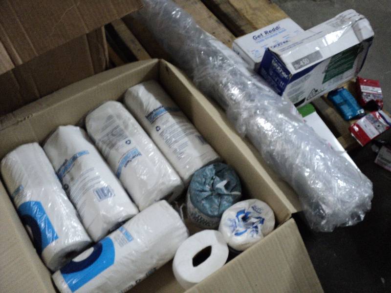 lot 134 image: 5 rolls of paepr towels, 3 rolls of...