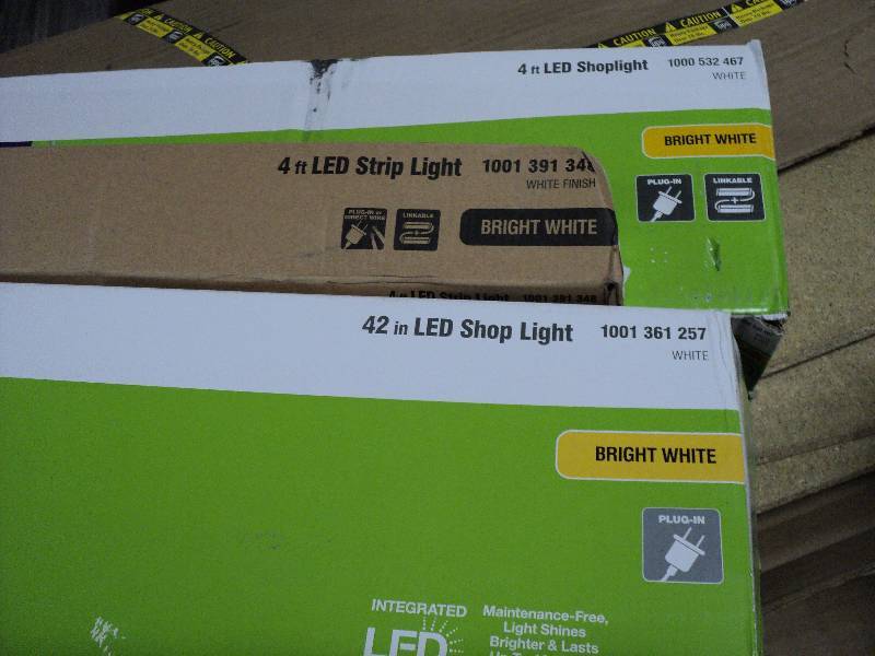 lot 160 image: 3 lights, 1 4ft LED shoplight, 1 4f...