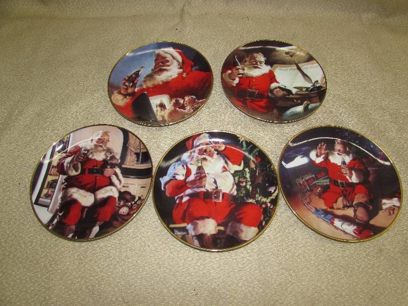 lot 128 image: SET OF 5 COLLECTIBLE CHRISTMAS  SANTA CLAUS PLATES