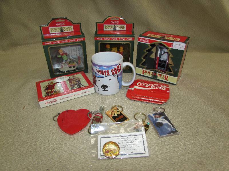 lot 130 image: COCA-COLA COLLECTIBLES, HOLIDAY ORNAMENTS AND MISC ITEMS