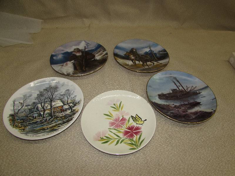 lot 164 image: COLLECTOR PLATES, 1 RED WING