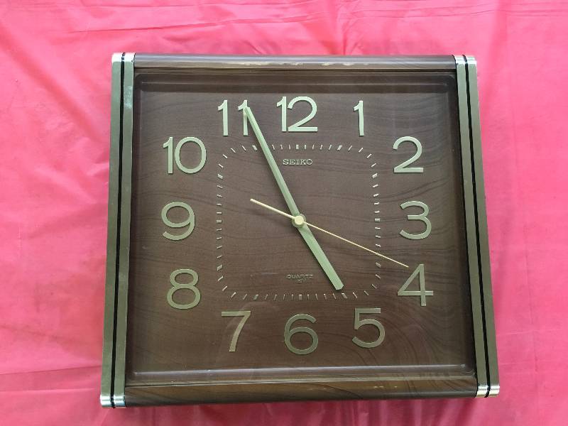 lot 168 image: OLDER SEIKO CLOCK