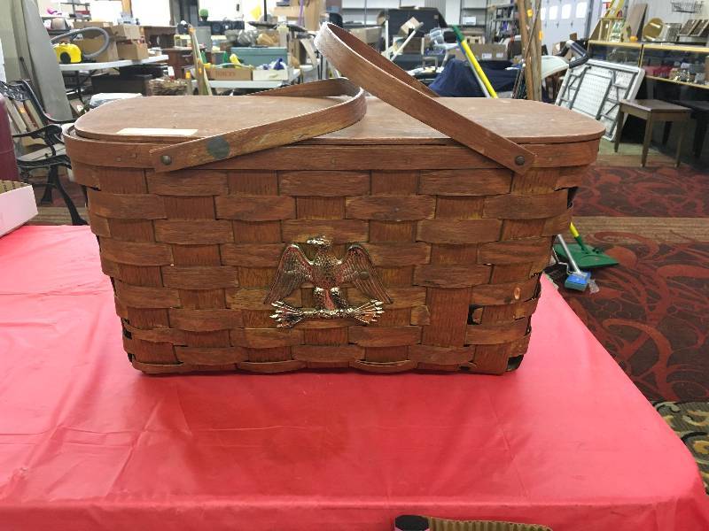 lot 176 image: PICNIC BASKET