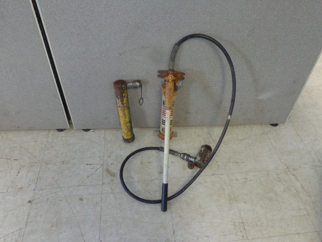 lot 110 image: Hydraulic Ram Jack