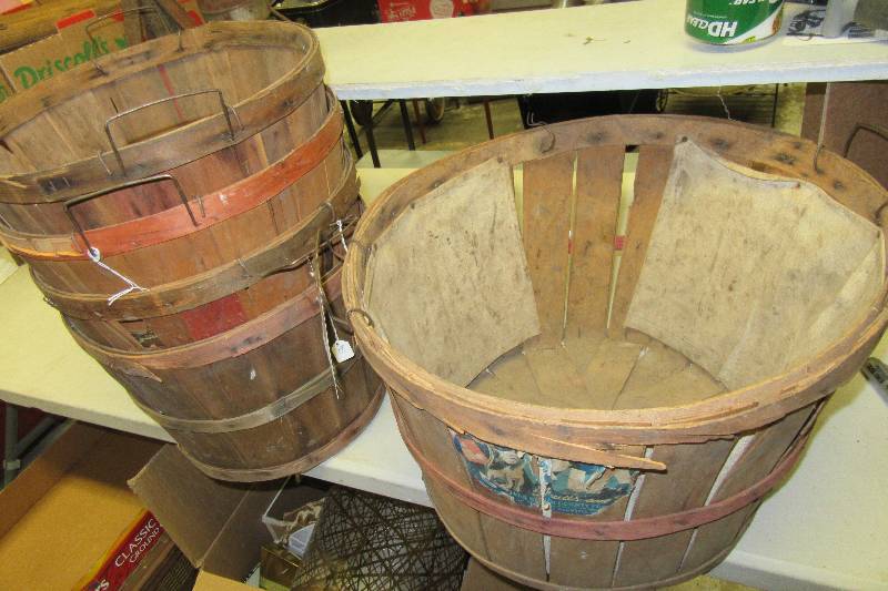 lot 129 image: 3, 12 bushel baskets 1, full bushel basket