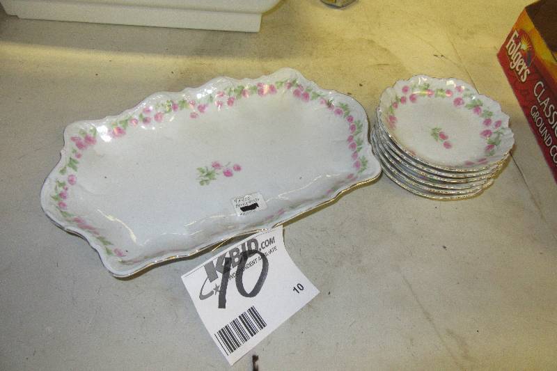 lot 10 image: Nice fruit server and 6 plates..