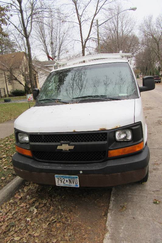 lot 1 image: 2007 Chevy Express Van