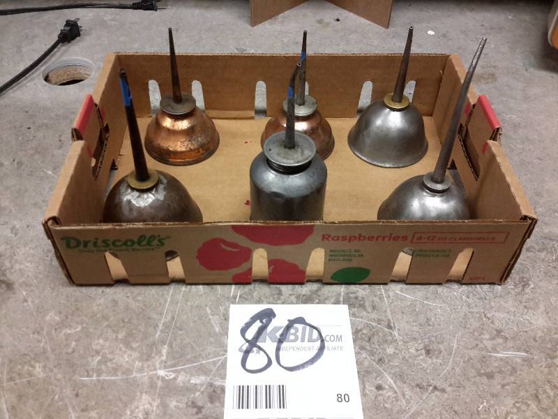 lot 80 image: Lot of oil cans as pictured
