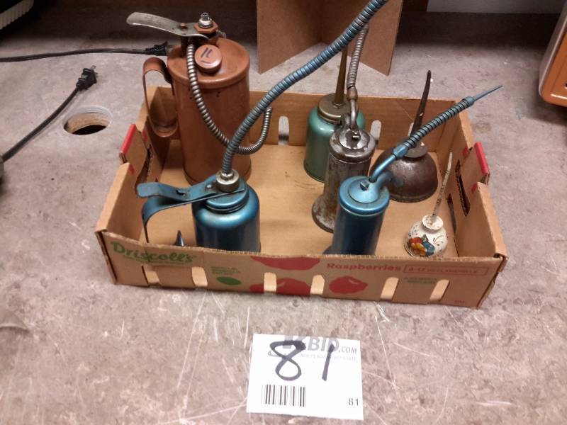 lot 81 image: Lot of oil cans as pictured