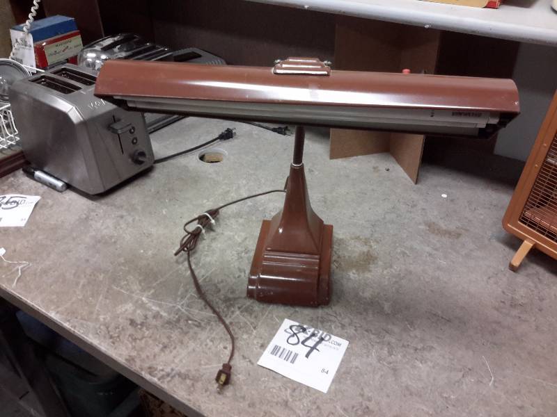 lot 84 image: Vintage Desk Lamp.. Fluorescent