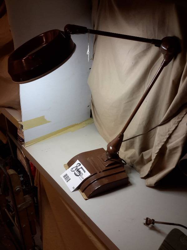 lot 85 image: Vintage Magnifying Light..
