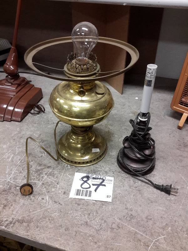 lot 87 image: Lantern base of lamp, no shade  small candle type lamp