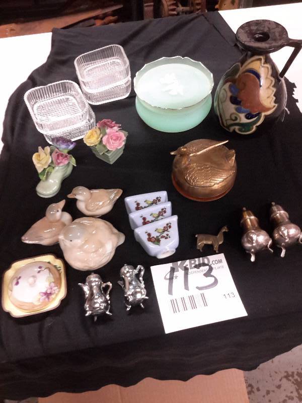 lot 113 image: Misc. Decorative items as pictured