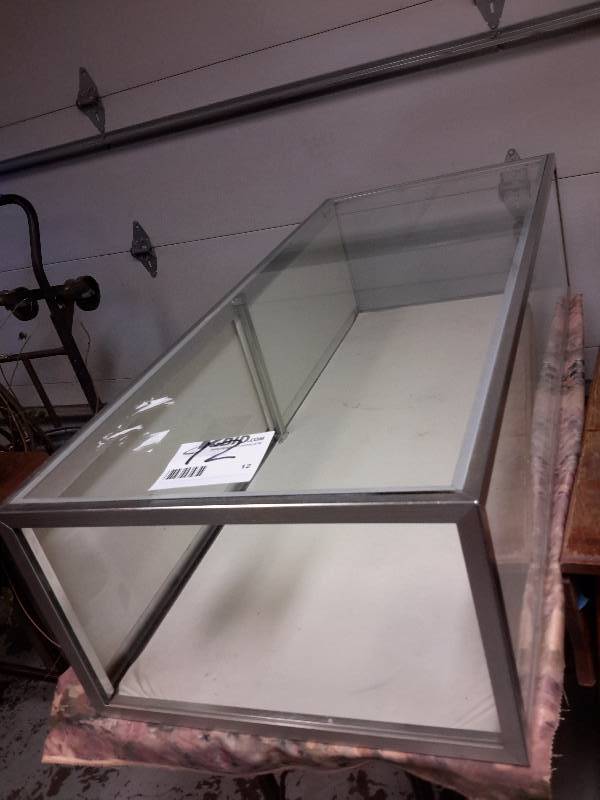 lot 12 image: Nice glass table top display case