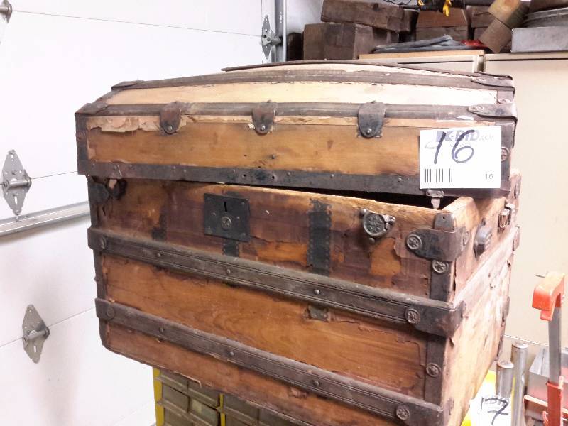 lot 16 image: Vintage trunk.. Hinges off one side
