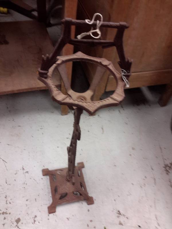 lot 27 image: Heavy metal ash tray stand.. No ash tray