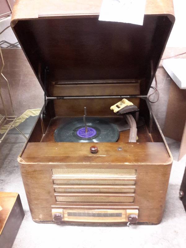 lot 34 image: Vintage Record playerradio