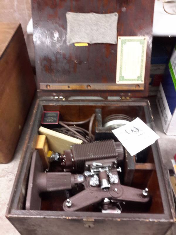 lot 31 image: Revere 8 mm Projector and accessories