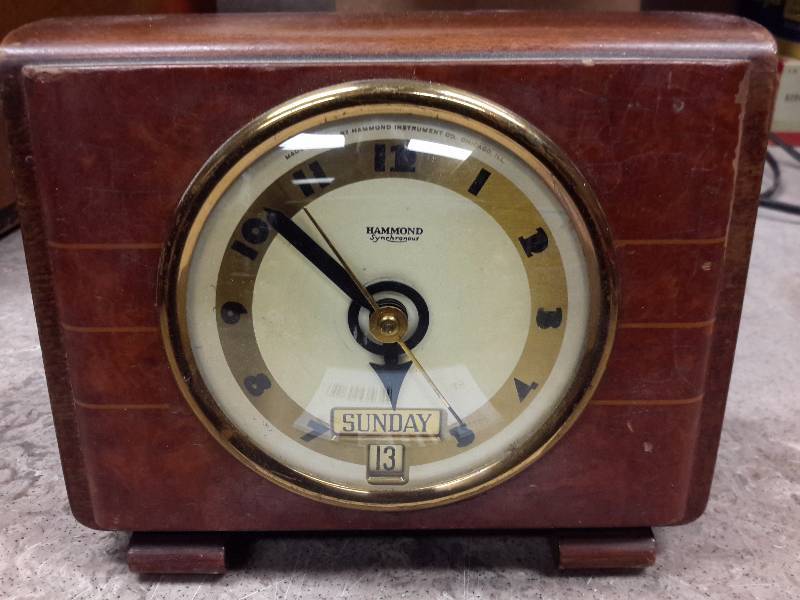 lot 42 image: Solid wood block clock