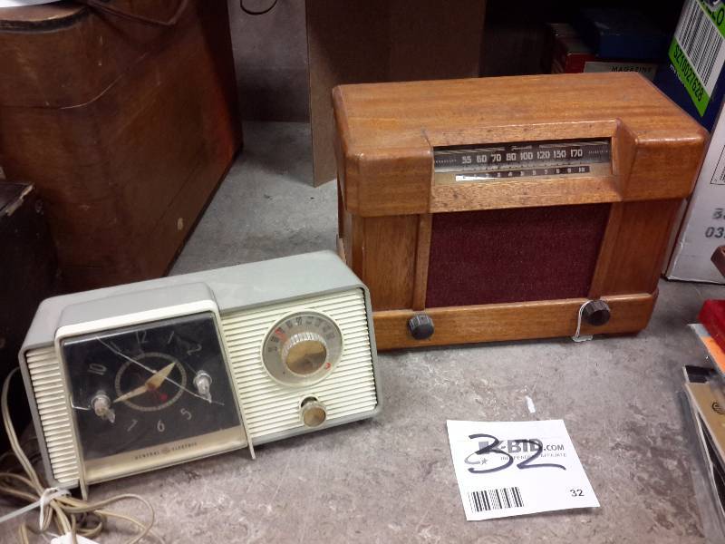 lot 32 image: 2 Vintage Radios..