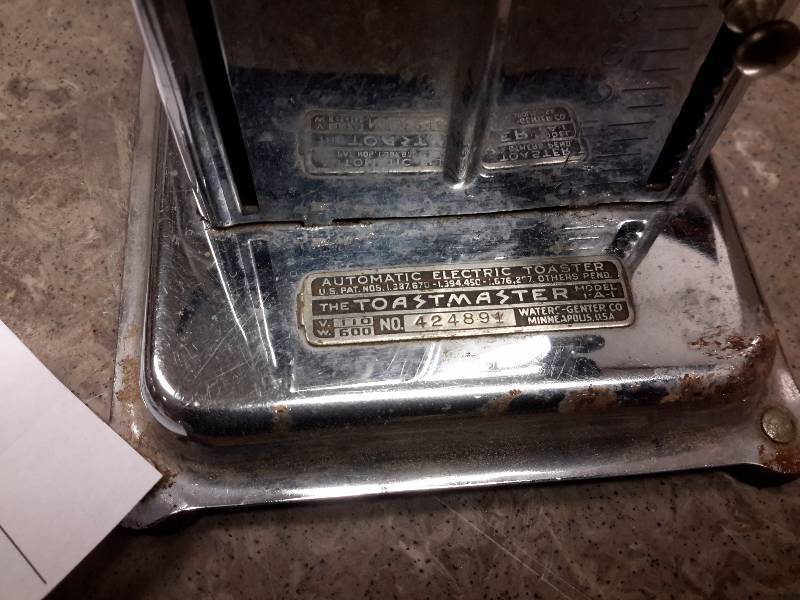 lot 37 image: Vintage SINGLE SLICE TOASTMASTER toaster