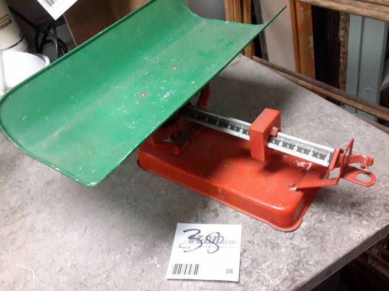 lot 38 image: Vintage 10 lb DETECTO Scale