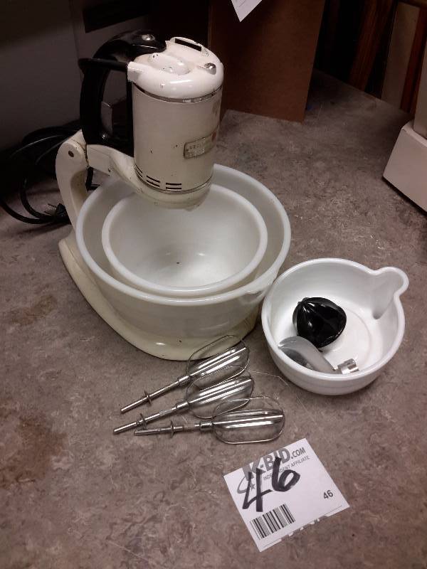 lot 46 image: General Electric mixer, Bowls and Juicer